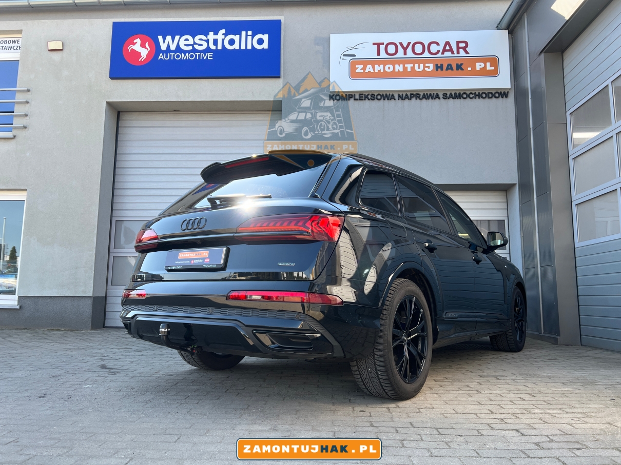 na zdjeciu nowe audi q7 4m0 2023 samochod na zdjeciu od tylu z widocznym hakiem holowniczym westfalia a40v wypinany pionowo niewidoczny po demontazu 